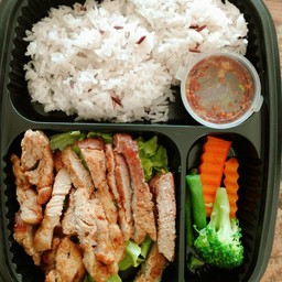 ข้าวหน้าหมูน้ำจิ้มแจ่ว