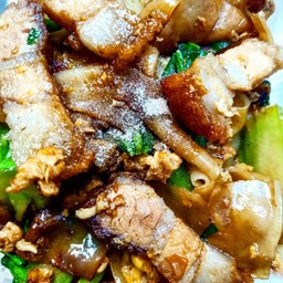 ผัดซีอิ๊วหมูกรอบ เส้นใหญ่