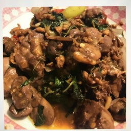 กระเพราเครื่องในไก่