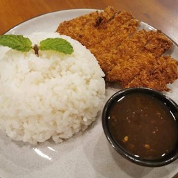ข้าวไก่ซอสแซ่บ