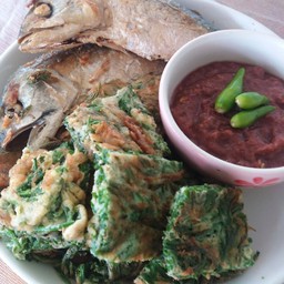 ชะอมชุบไข่ทอดน้ำพริกกะปิปลาทู