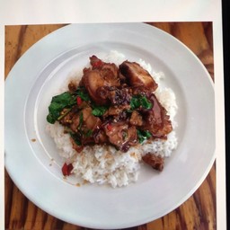 กระเพราหมูกรอบ