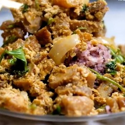 หมูกรอบผัดผงกระหรี่