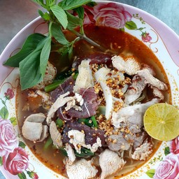 ก๋วยเตี๋ยวเนื้อต้มยำ