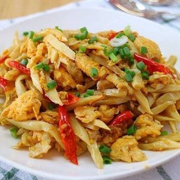 ผัดหน่อไม้ใส่ไข่