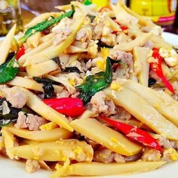 หน่อไม้ผัดไข่ใส่ใบโหระพา