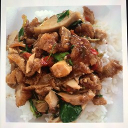 กระเพราไก่กรอบ