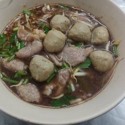 ก๋วยเตี๋ยวแชมป์ หน้าโรงแรมศรีเทพ