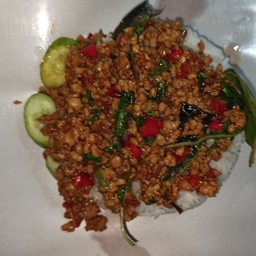 กระเพราเป็นกับข้าว