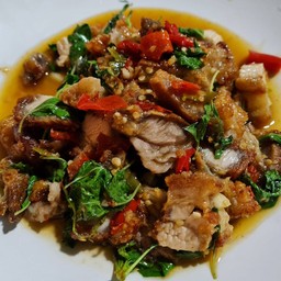 กระเพราหมูกรอบ (กับข้าว)