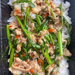 ข้าวราดผัดผักบุ้งหมูสับ