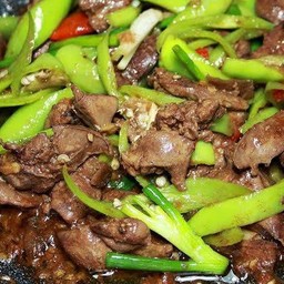 ผัดพริกหยวกเครื่องในราดข้าว