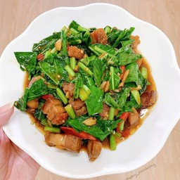 คะน้าหมูกรอบ