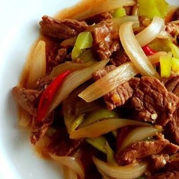 ผัดพริกเผาเนื้อราดข้าว