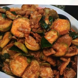 ผัดพริกแกงหมู