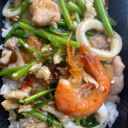 ข้าวราดผัดผักบุ้งรวมมิตร