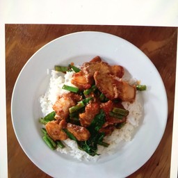 ผัดพริกแกงหมูกรอบ