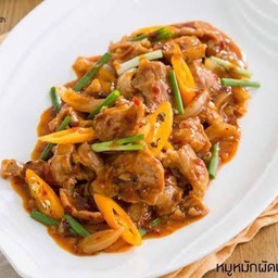 ผัดพริกเผาไก่ราดข้าว
