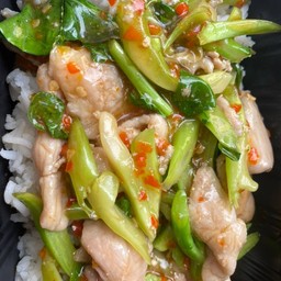 ข้าวราดผัดคะน้าไก่