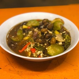 แกงเห็ดเผาะ ใข่มดแดง ผักหวาน