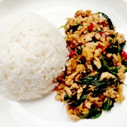 ผัดกะเพราราดข้าว