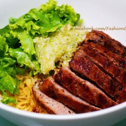 บะหมี่เหลืองแห้งเนื้อย่างตากหมอก