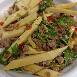 กระเพราหน่อไม้+เนื้อสับ