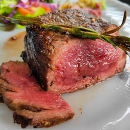 สเต็กเนื้อพรีเมี่ยมดรายเอจ มีเดียมแรร์ฉ่ำๆๆ