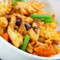 ผัดมักโรนีหมึก