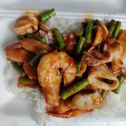 ข้าวผัดพริกแกงรวมมิตร