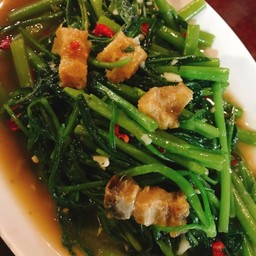 ผัดผักบุ้งหมูกรอบ