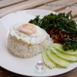 ไข่เยี่ยวม้ากะเพรากรอบหมู