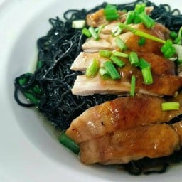 บะหมี่มันม่วงแห้งไก่ย่างซอสสุลต่าน