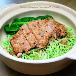 บะหมี่หยกแห้งเนื้อย่างตากหมอก