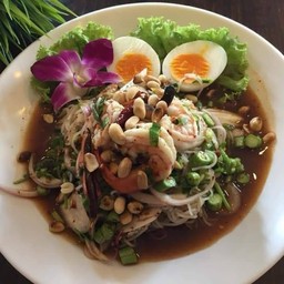 ยำขนมจีนกุ้ง ปลาทู ไข่ต้ม