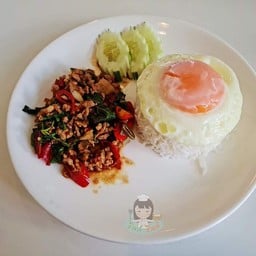 กะเพราหมูสับราดข้าว