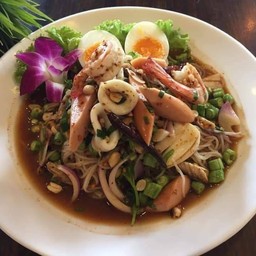 ยำขนมจีนทะเล ไส้กรอก ไข่ต้ม