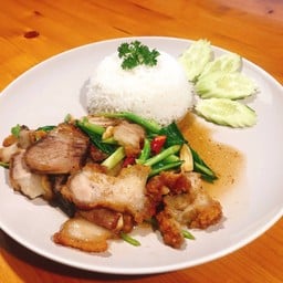 ข้าวคะน้าหมูกรอบ