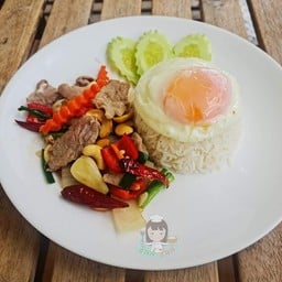 หมูผัดเม็ดกาหยูราดข้าว