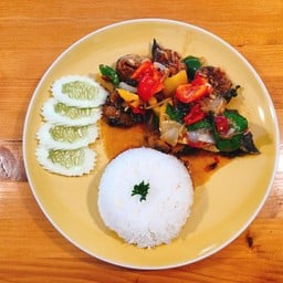 ข้าวราดปลาดุกกรอบผัดฉ่า