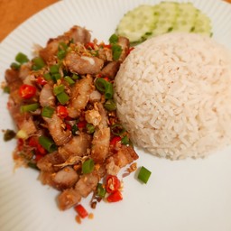 ข้าวราดหมูสามชั้นคั่วพริกเกลือ