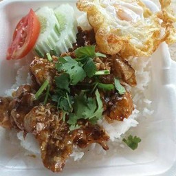 ข้าวหมูทอดกะเทียมไข่ดาว