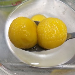 บัวลอยคัสตาร์ดไข่เค็มลาวา 2 ลูก 35 บาท