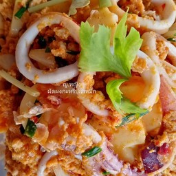 ผัดผงกะหรี่ทะเลราดข้าว