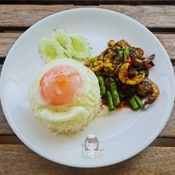 หมูผัดเครื่องแกงราดข้าว