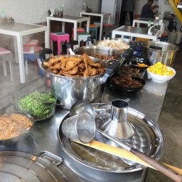 เตี๋ยวไก่ตุ๋นมะระ ถนนกาชาด