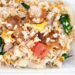 ข้าวผัดหมูกรอบ