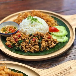 กะเพรา ราดข้าว