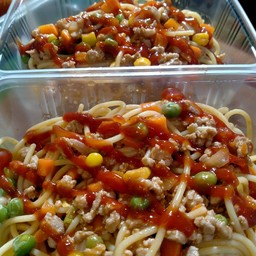สปาเก็ตตี้หมูสับผัดซอสมะเขือเทศ