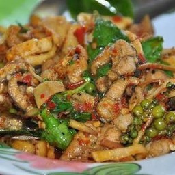ผัดพริกแกงปลาไหล ราดข้าว